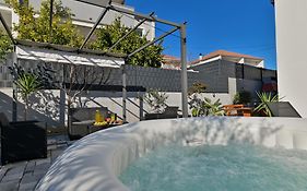 Luxury Apartment With Garden Jacuzzi And Wellness