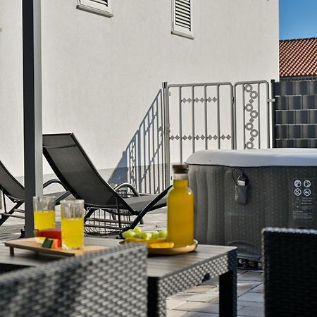 Luxury Apartment With Garden Jacuzzi And Wellness Trogir Exterior photo