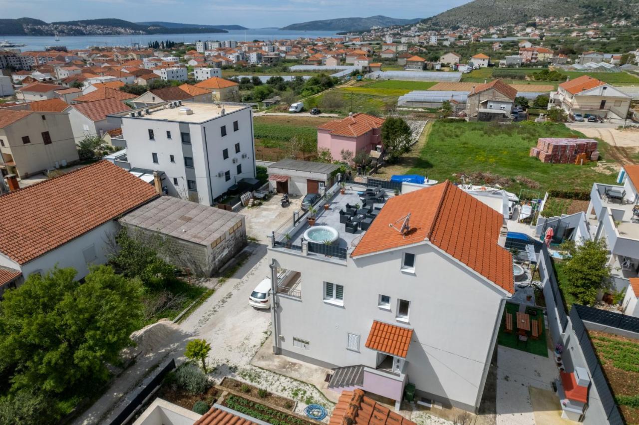 Luxury Apartment With Garden Jacuzzi And Wellness Trogir Exterior photo