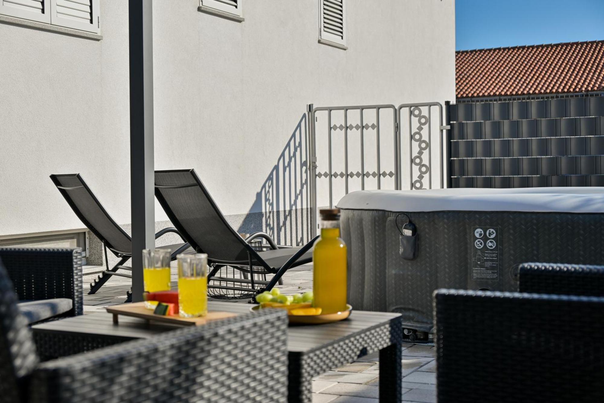 Luxury Apartment With Garden Jacuzzi And Wellness Trogir Exterior photo