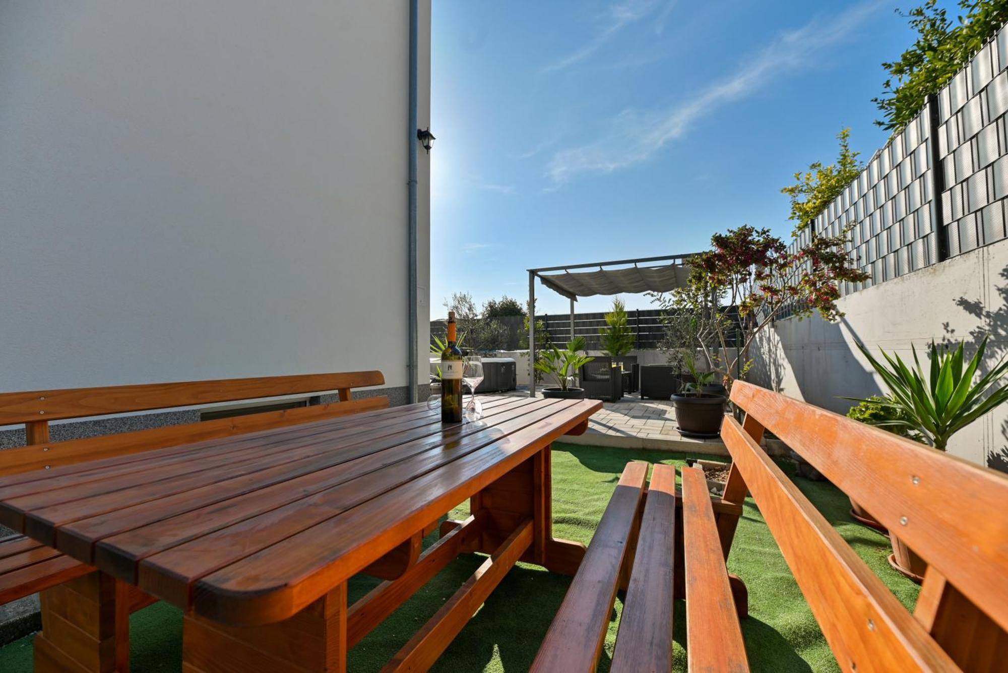 Luxury Apartment With Garden Jacuzzi And Wellness Trogir Exterior photo