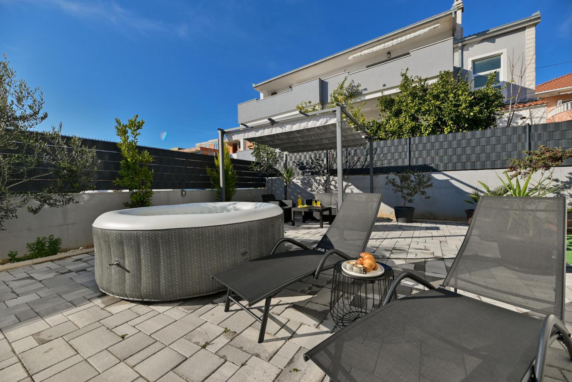 Luxury Apartment With Garden Jacuzzi And Wellness Trogir Exterior photo
