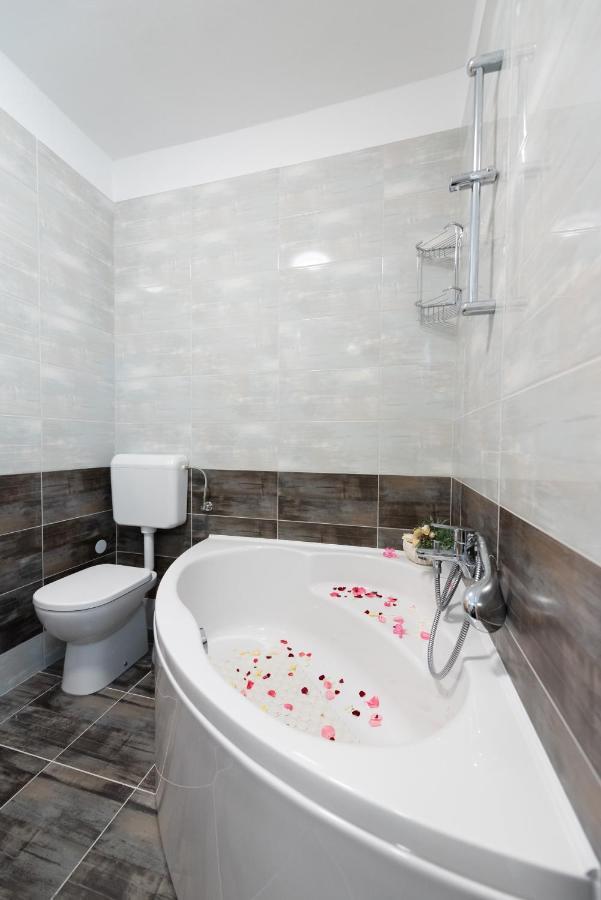 Luxury Apartment With Garden Jacuzzi And Wellness Trogir Exterior photo
