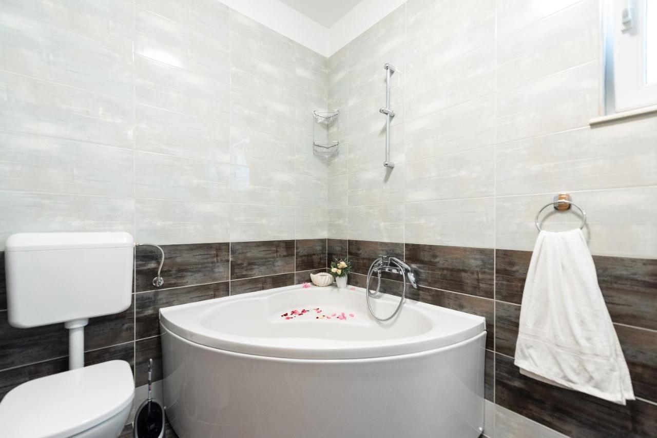 Luxury Apartment With Garden Jacuzzi And Wellness Trogir Exterior photo